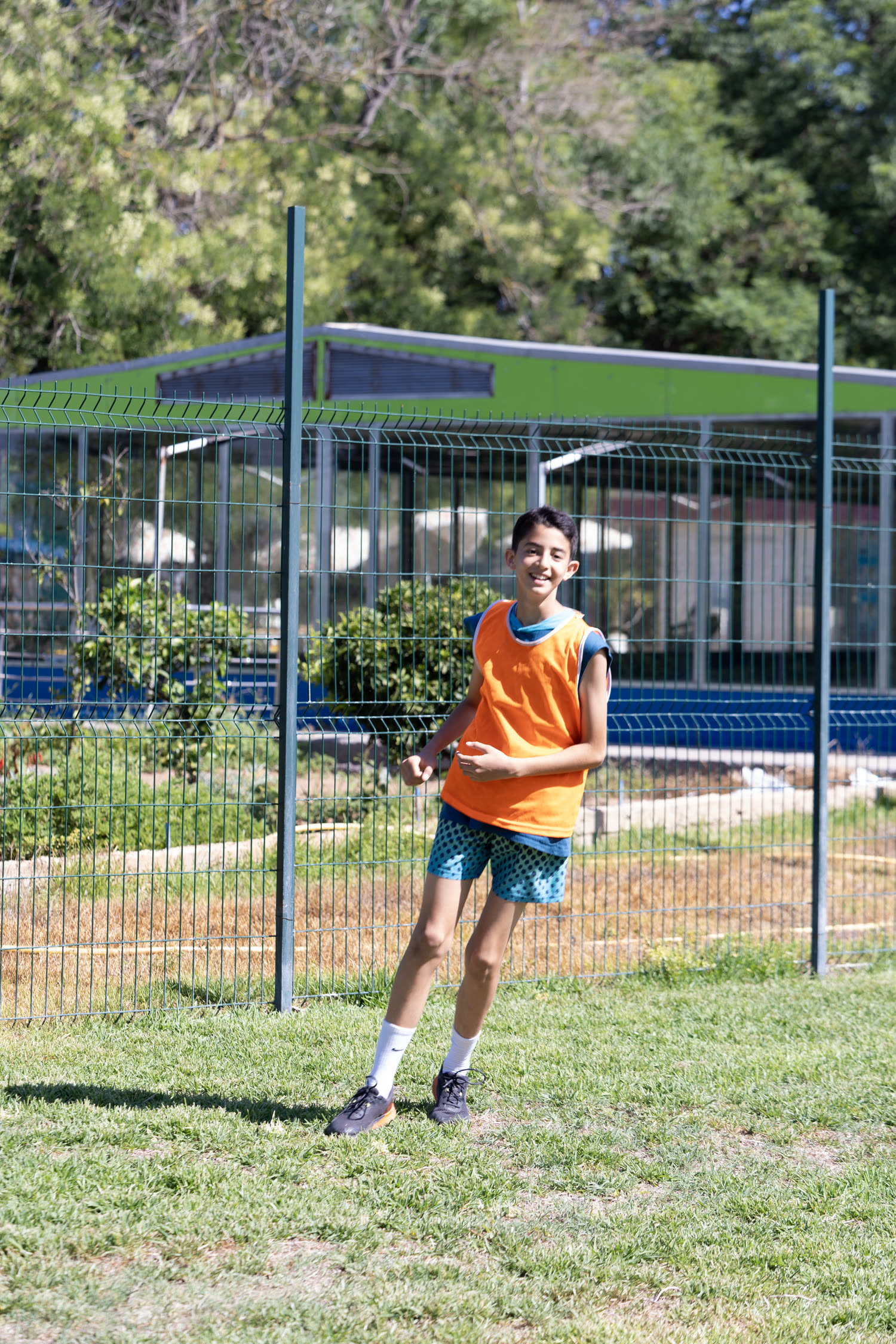 Campeur en chasuble orange au football