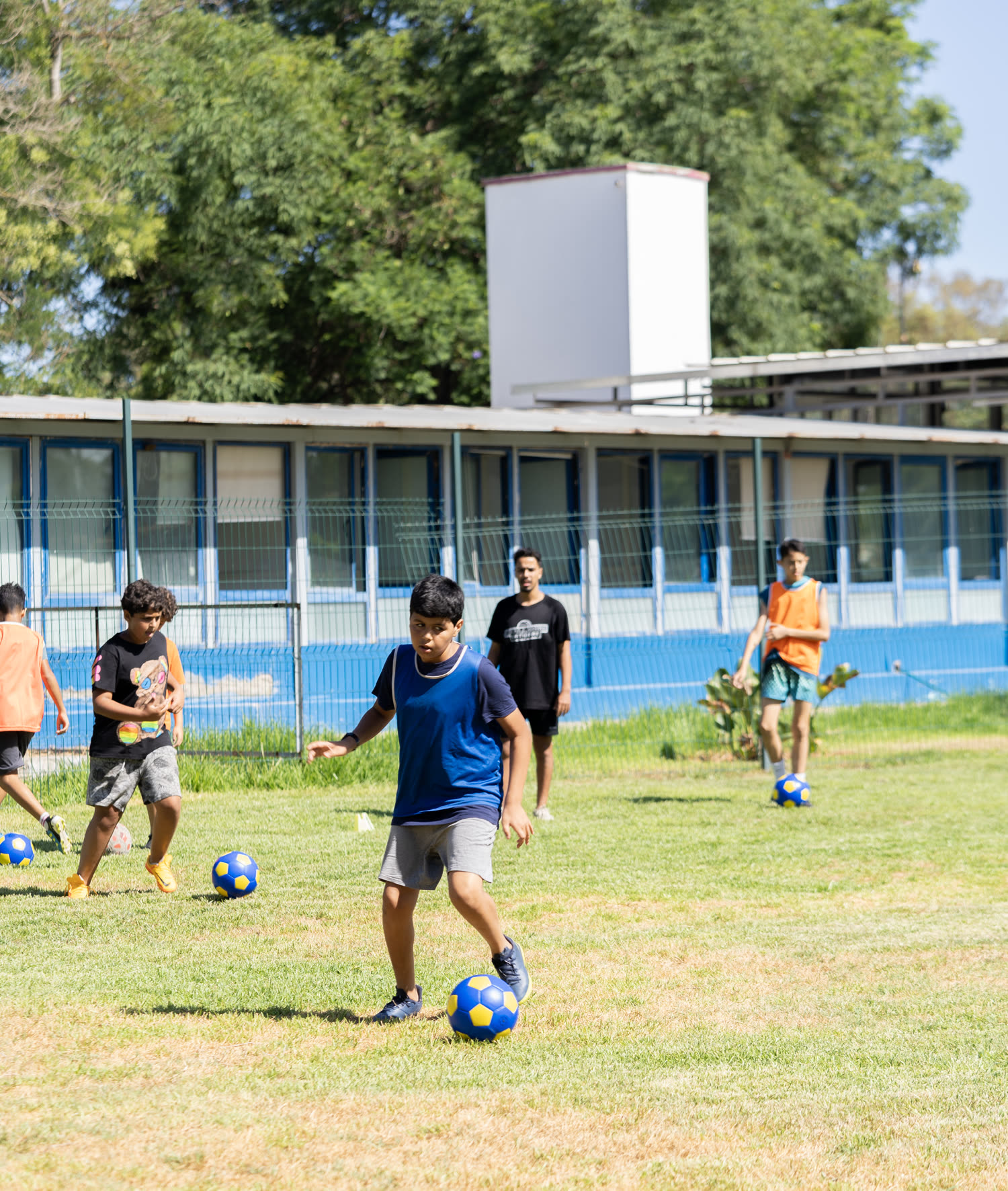 Jeunes campeurs sur le campus