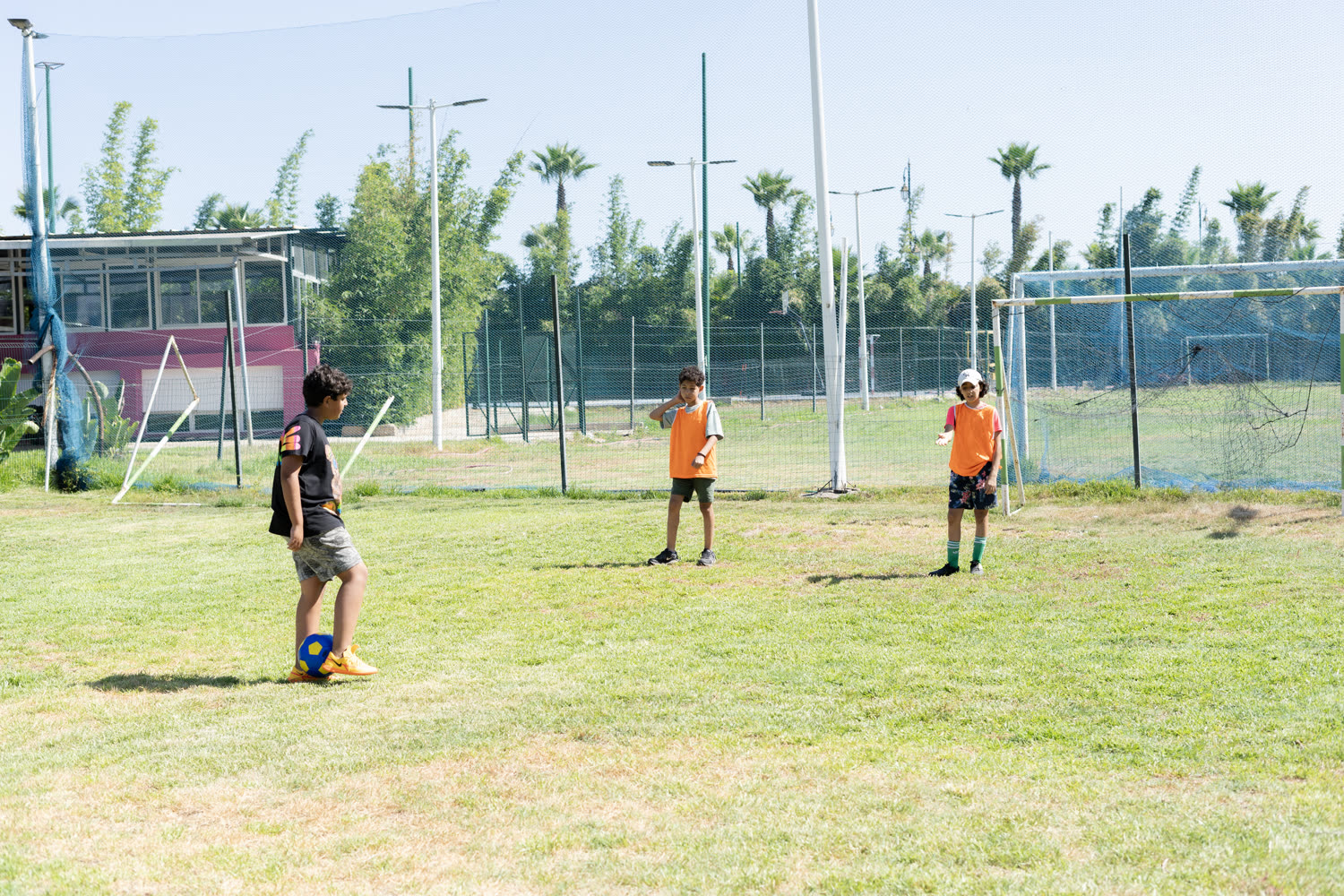 Football sur les espaces verts du campus