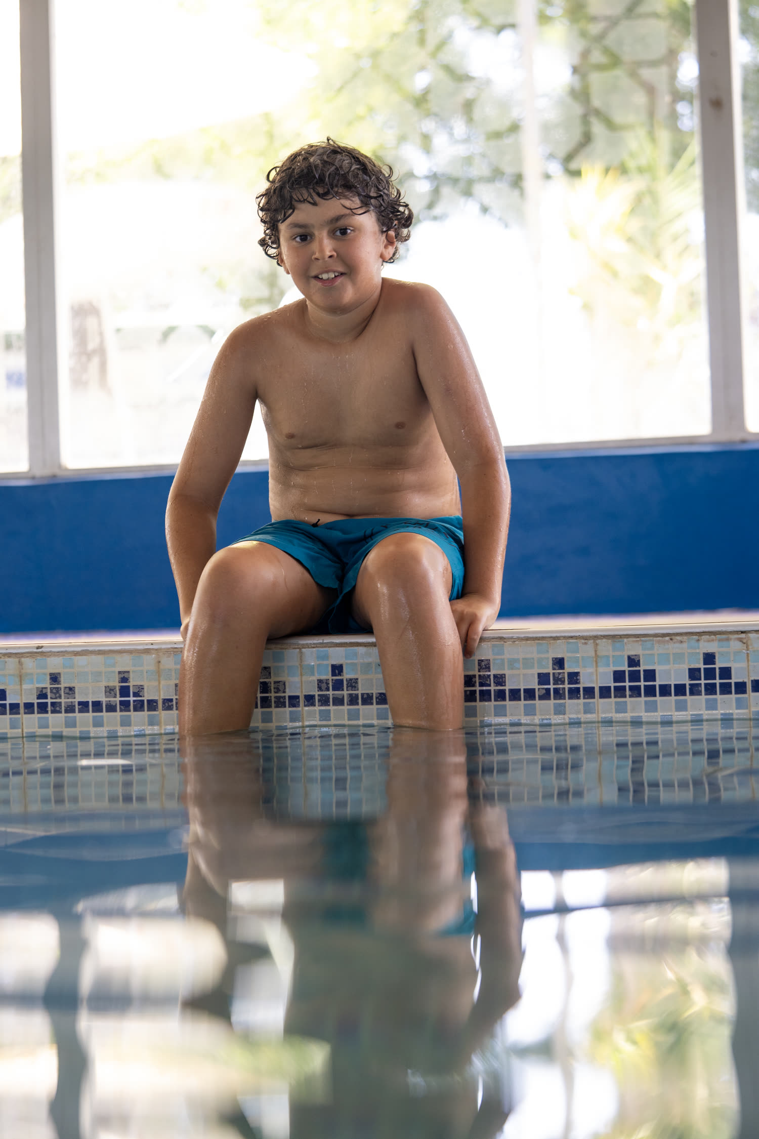 Campeur au bord de la piscine