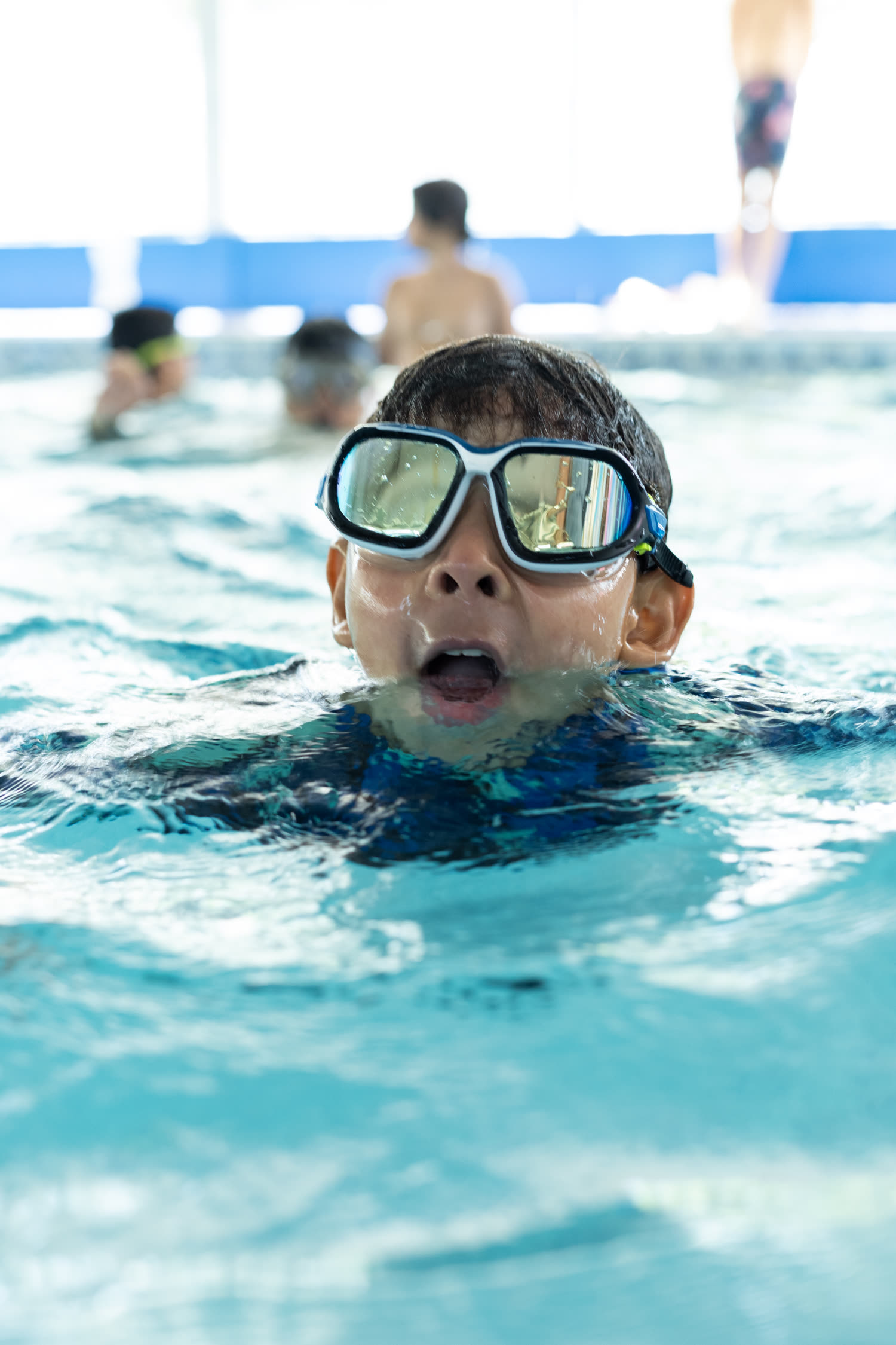 Enfant avec lunettes de natation