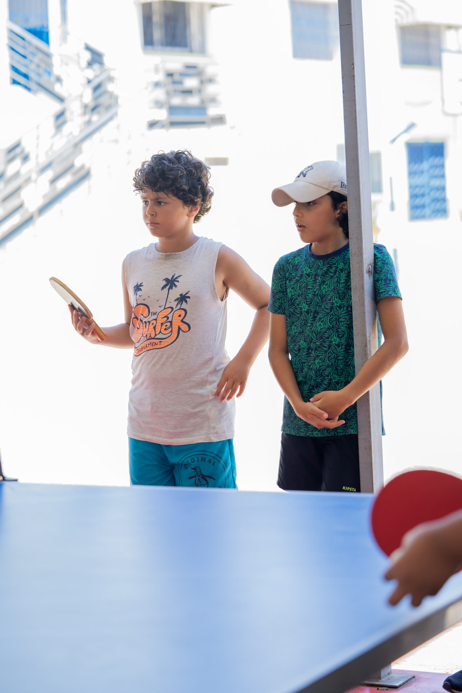 Partie de tennis de table au camp