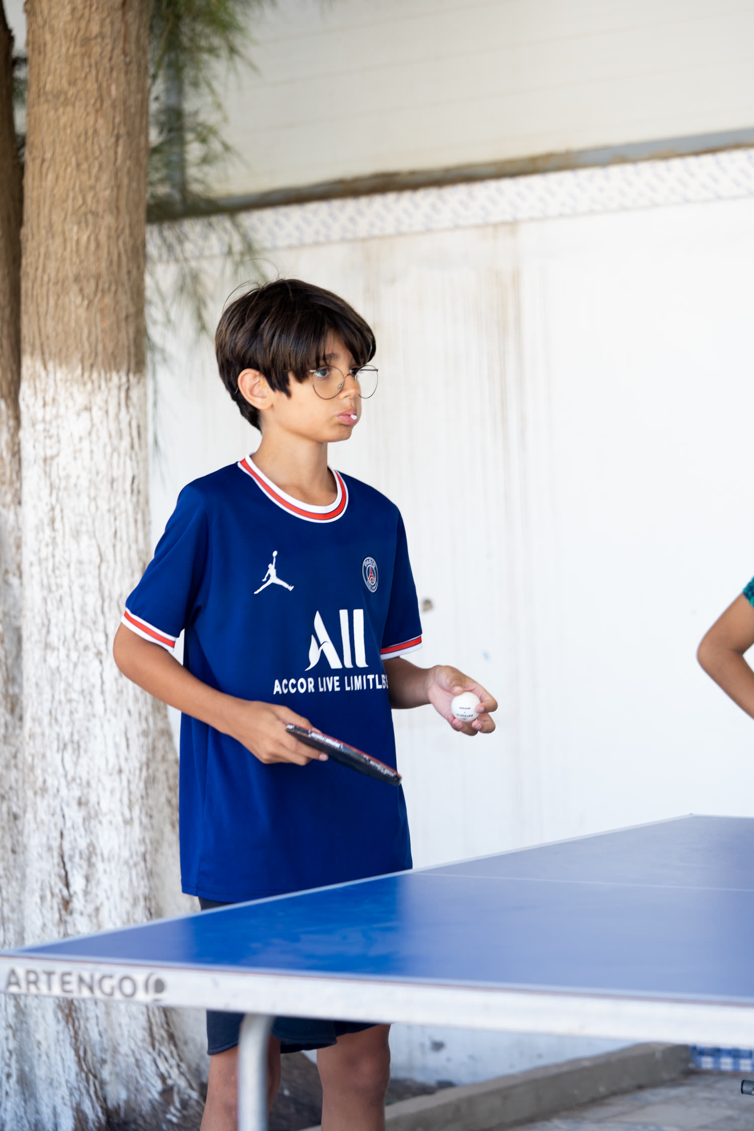 Jeune campeur au tennis de table