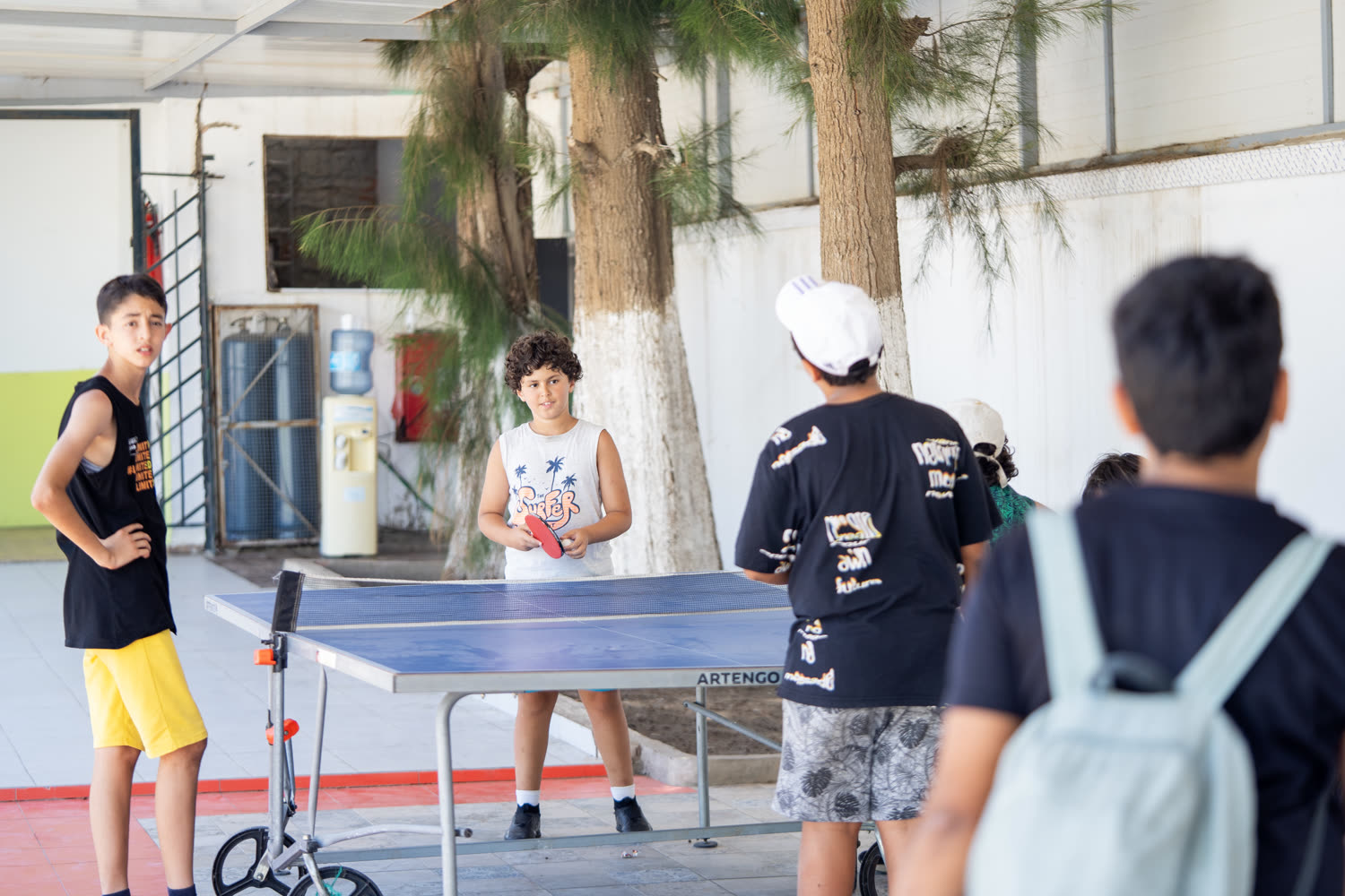 Ping-pong sous les arbres du campus