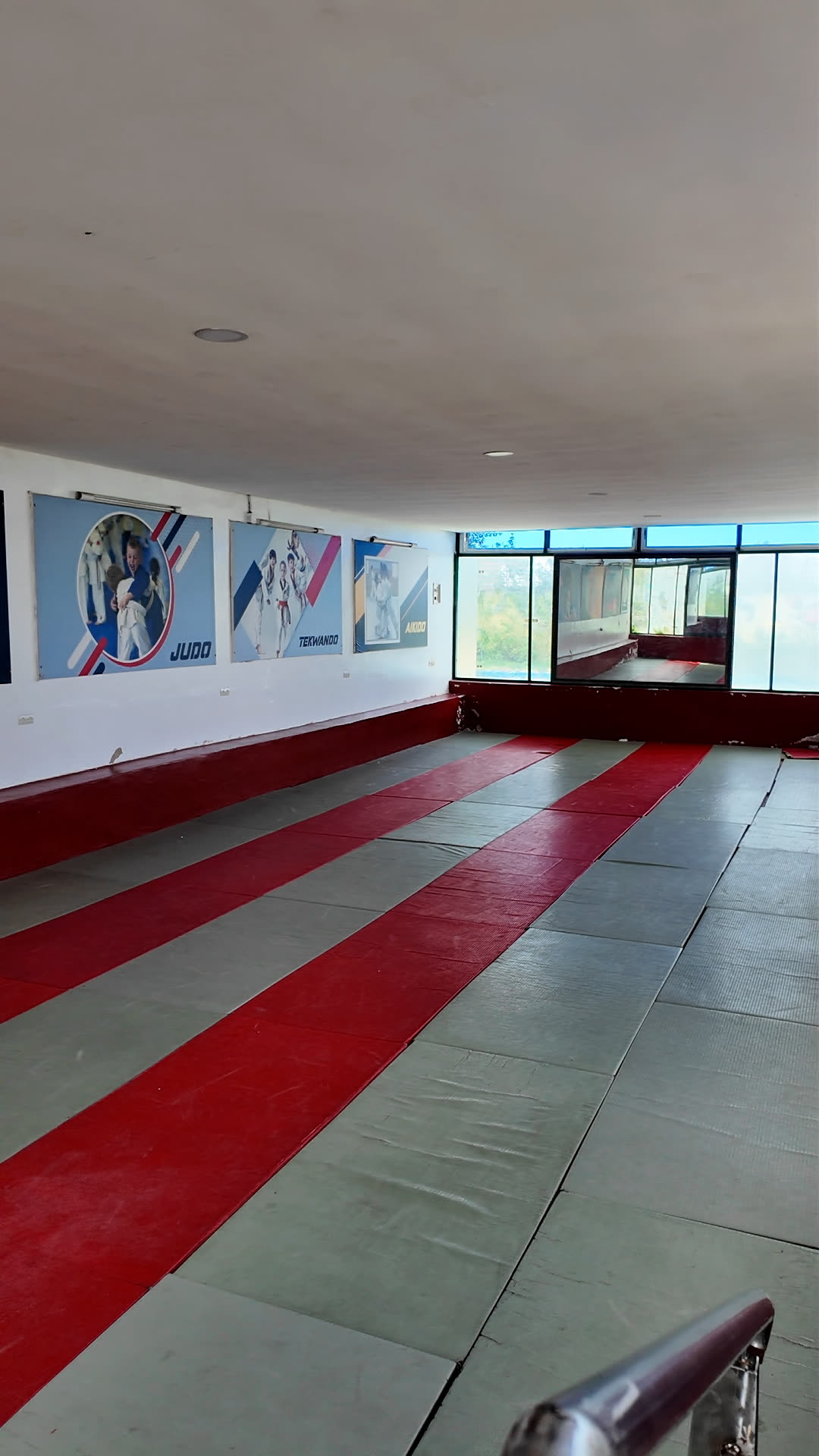 Salle d'arts martiaux avec tatamis