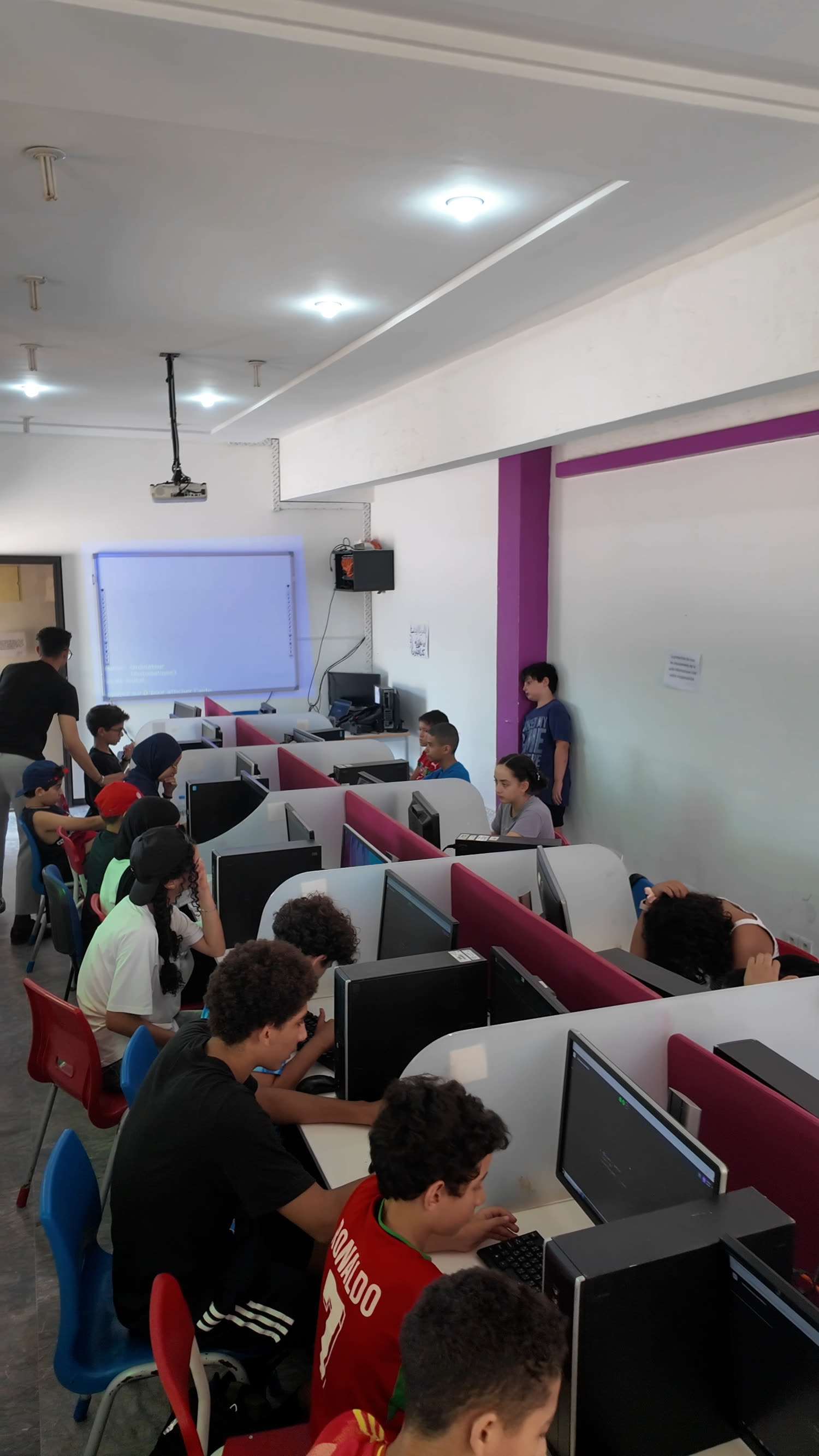 Cours avec tableau interactif à Algo Souissi