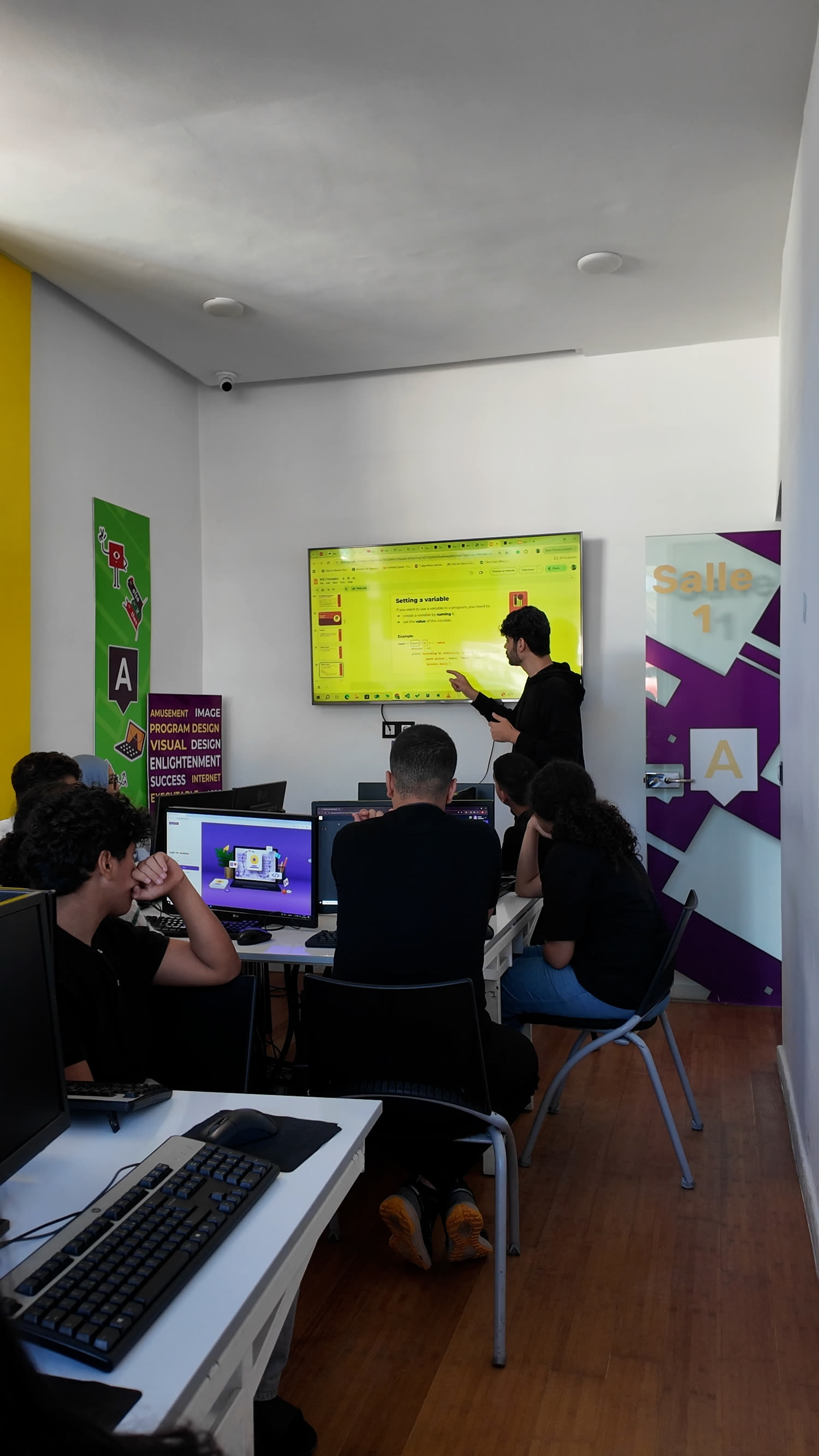 Ados en cours de code à Algo Souissi